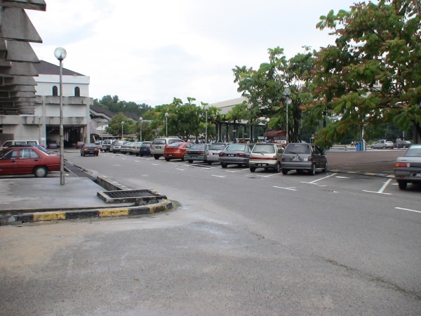 KAWASAN MELETAK KERETA